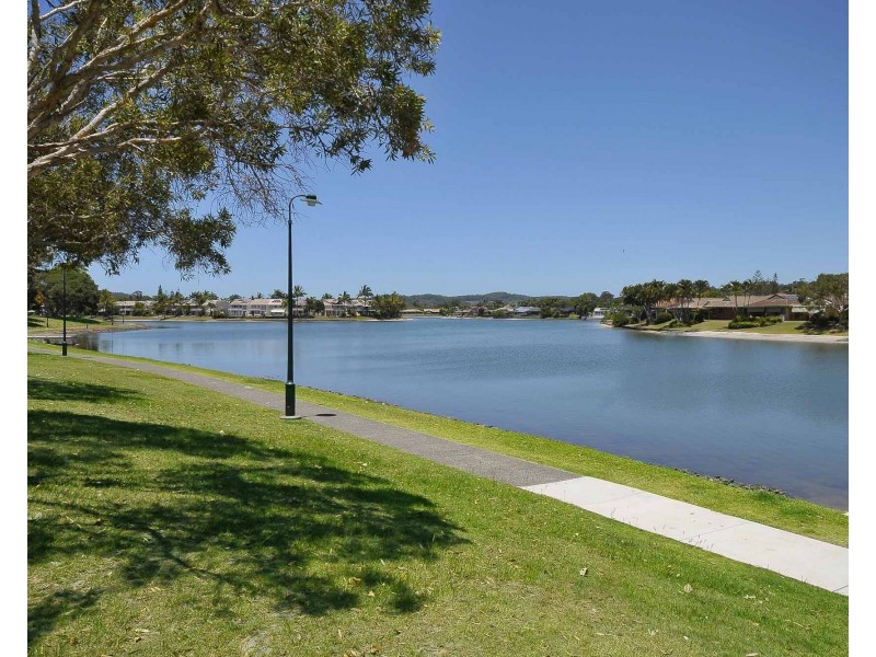 5 Foreshore Close, Elanora QLD 4221