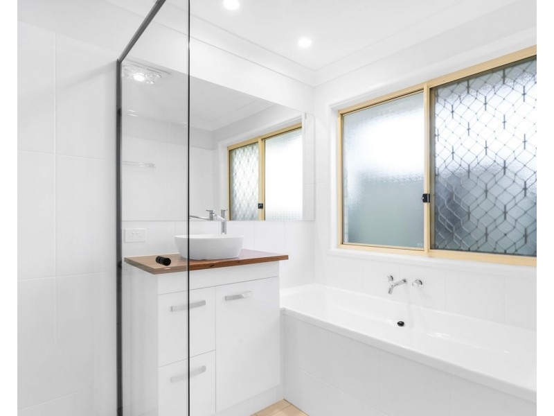 225 Nineteenth Avenue, Elanora QLD 4221