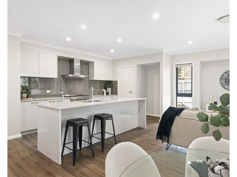 33 Sapphire Place, Elanora QLD 4221