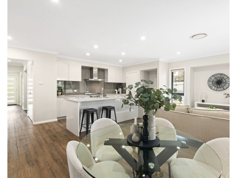 33 Sapphire Place, Elanora QLD 4221