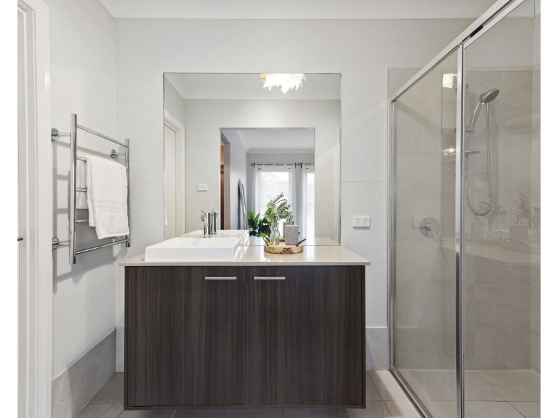 33 Sapphire Place, Elanora QLD 4221