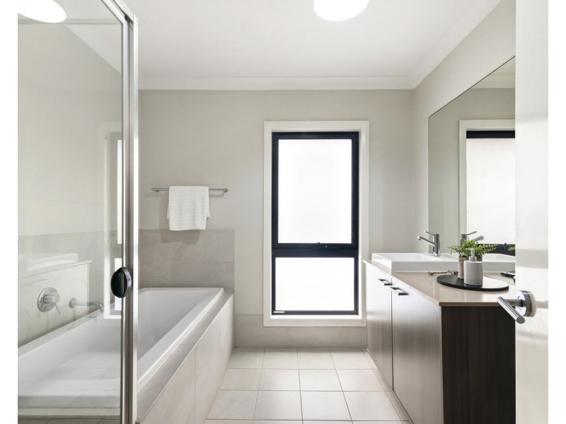 33 Sapphire Place, Elanora QLD 4221