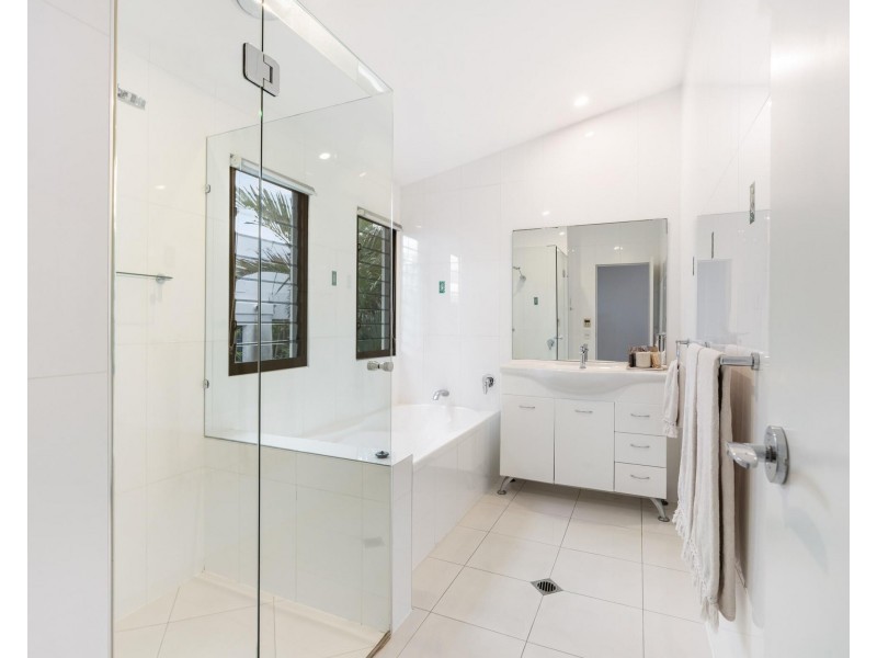 7 Seabeach Avenue, Mermaid Beach QLD 4218