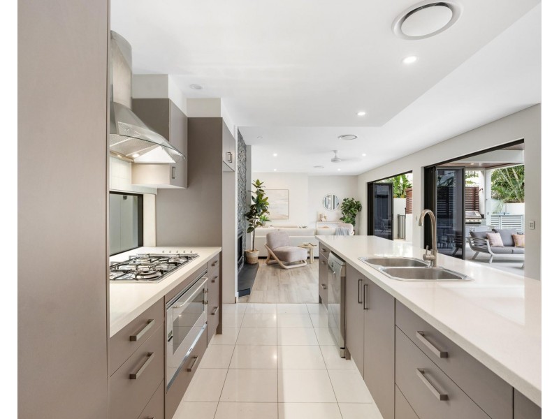 7 Seabeach Avenue, Mermaid Beach QLD 4218