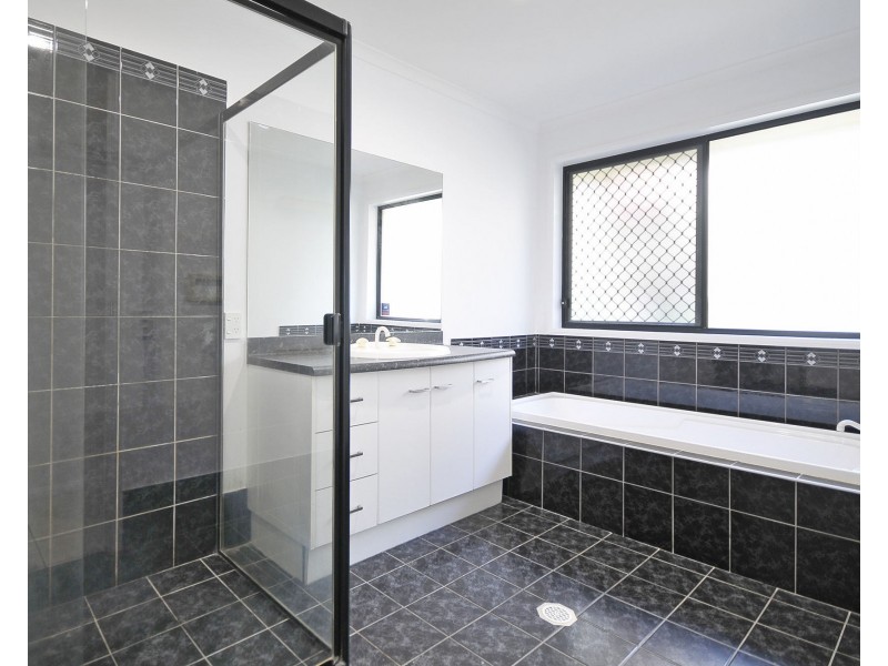 19 Hibertia Avenue, Elanora QLD 4221