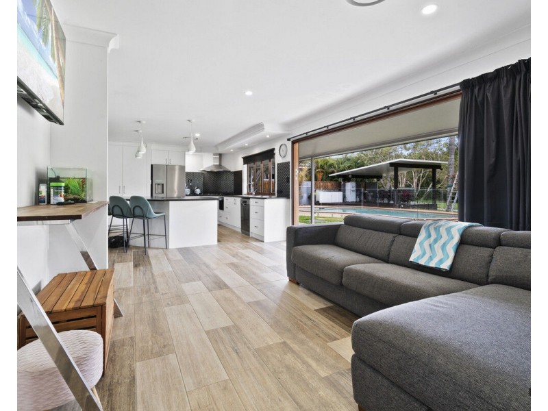 8 Larch Street, Tallebudgera QLD 4228