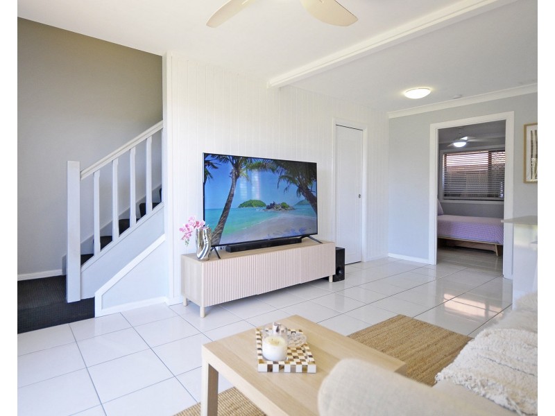 2/9 Daisy Street, Elanora QLD 4221