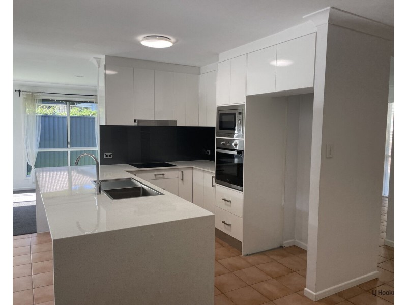 12 Seville Circuit, Burleigh Waters QLD 4220