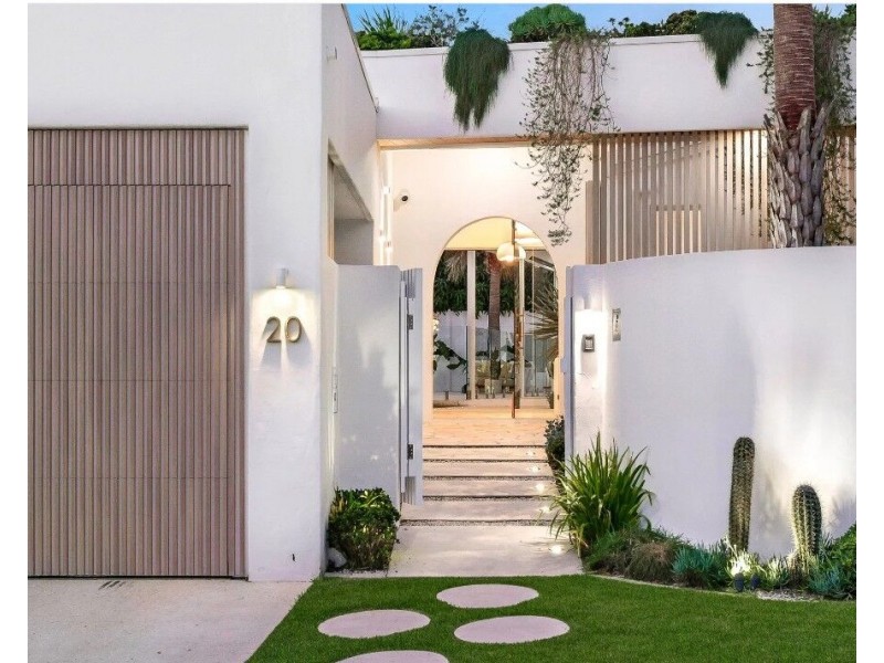 20 Long Island Court, Mermaid Waters QLD 4218