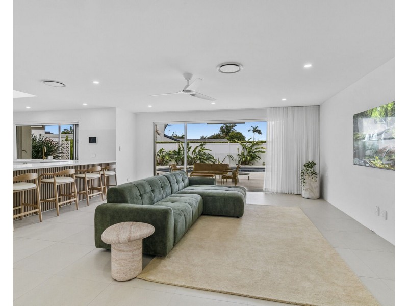 20 Long Island Court, Mermaid Waters QLD 4218