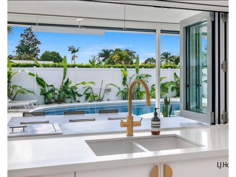 20 Long Island Court, Mermaid Waters QLD 4218