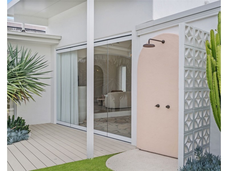 20 Long Island Court, Mermaid Waters QLD 4218