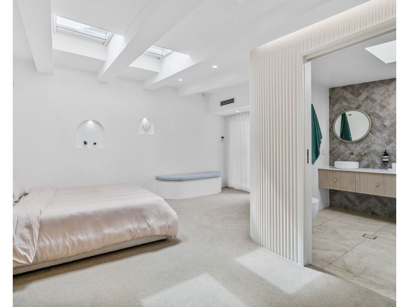 20 Long Island Court, Mermaid Waters QLD 4218