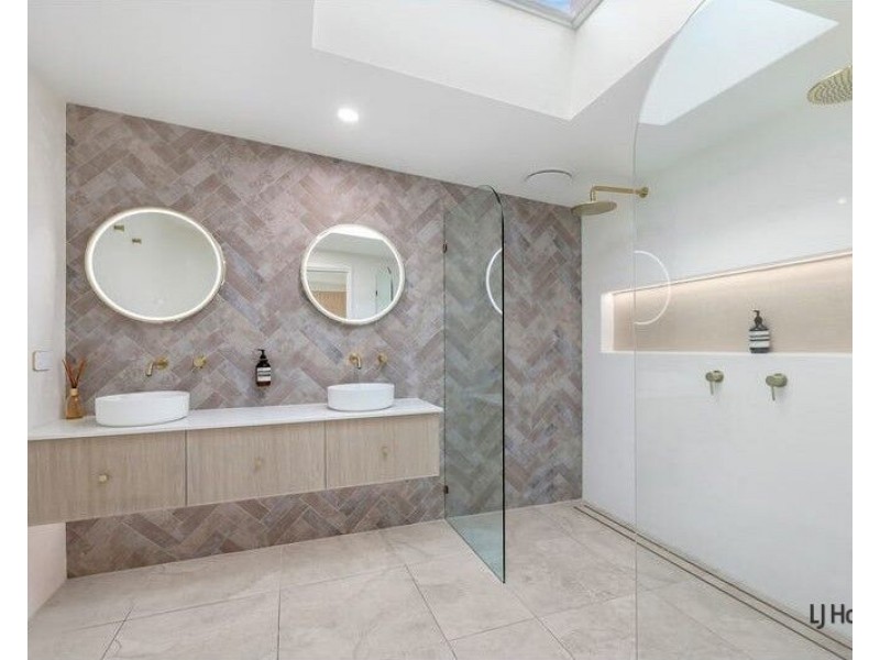 20 Long Island Court, Mermaid Waters QLD 4218