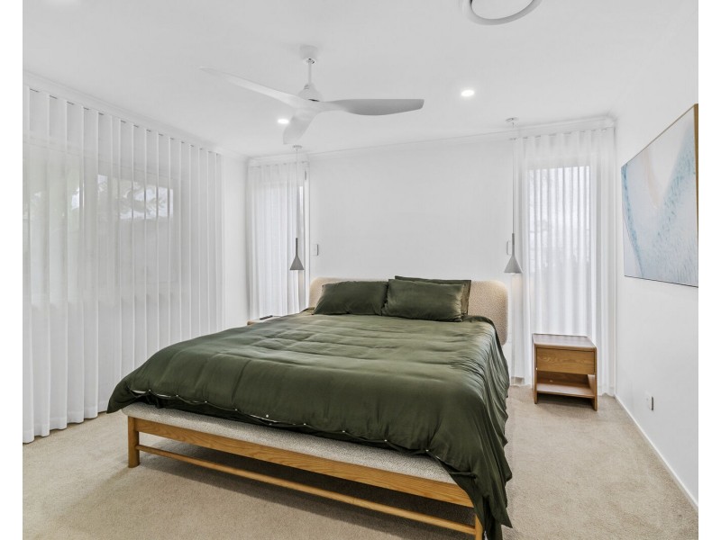 20 Long Island Court, Mermaid Waters QLD 4218
