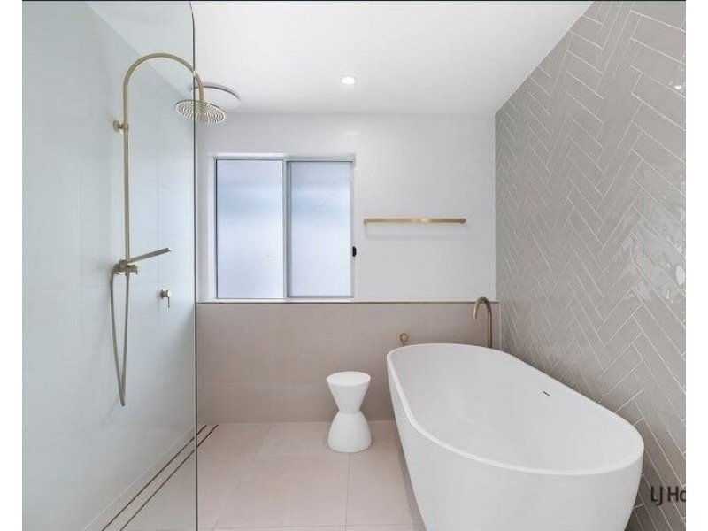 20 Long Island Court, Mermaid Waters QLD 4218