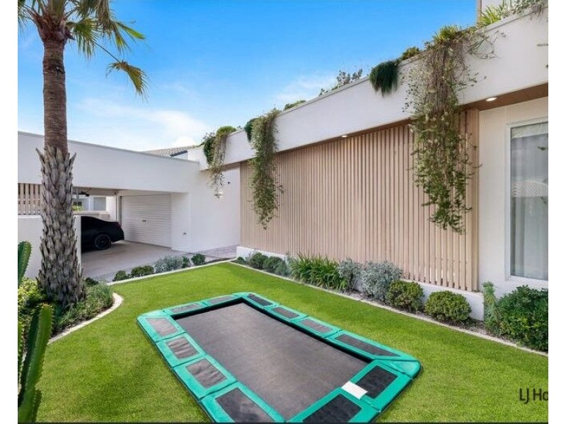 20 Long Island Court, Mermaid Waters QLD 4218