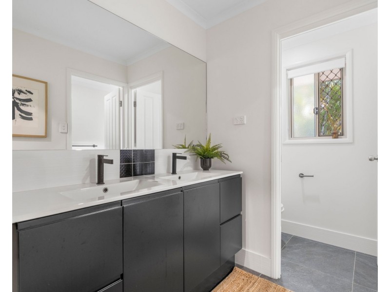 253 Nineteenth Avenue, Elanora QLD 4221