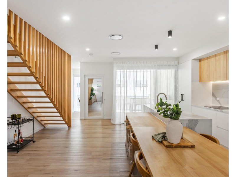 3/8 Miles Street, Coolangatta QLD 4225