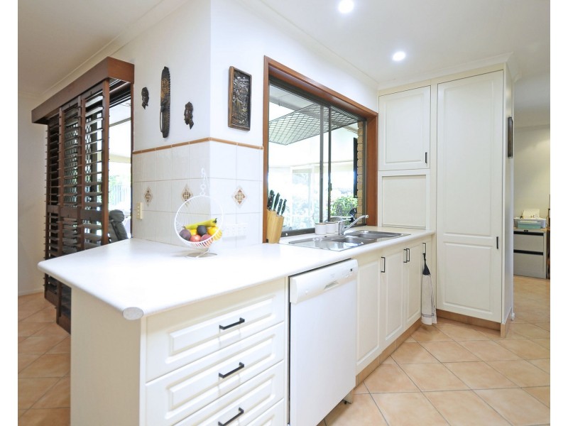 15 Foreshore Close, Elanora QLD 4221