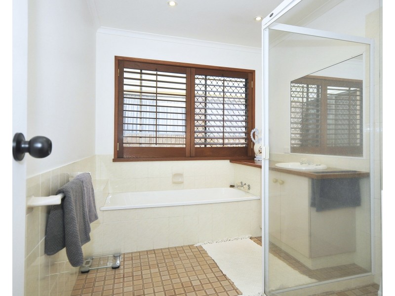 15 Foreshore Close, Elanora QLD 4221