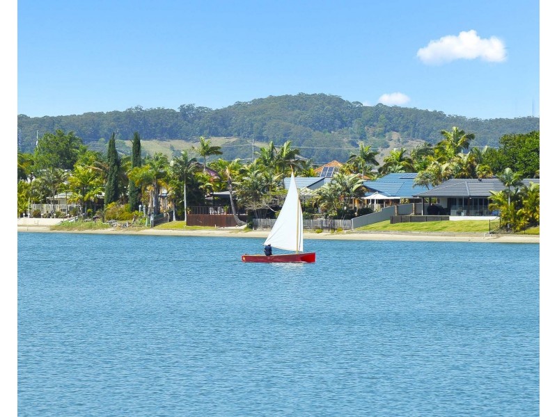 15 Foreshore Close, Elanora QLD 4221