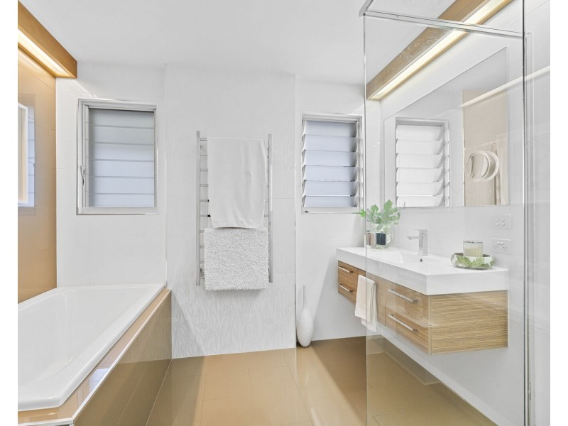 13 Peter Blondell Drive, Mermaid Waters QLD 4218