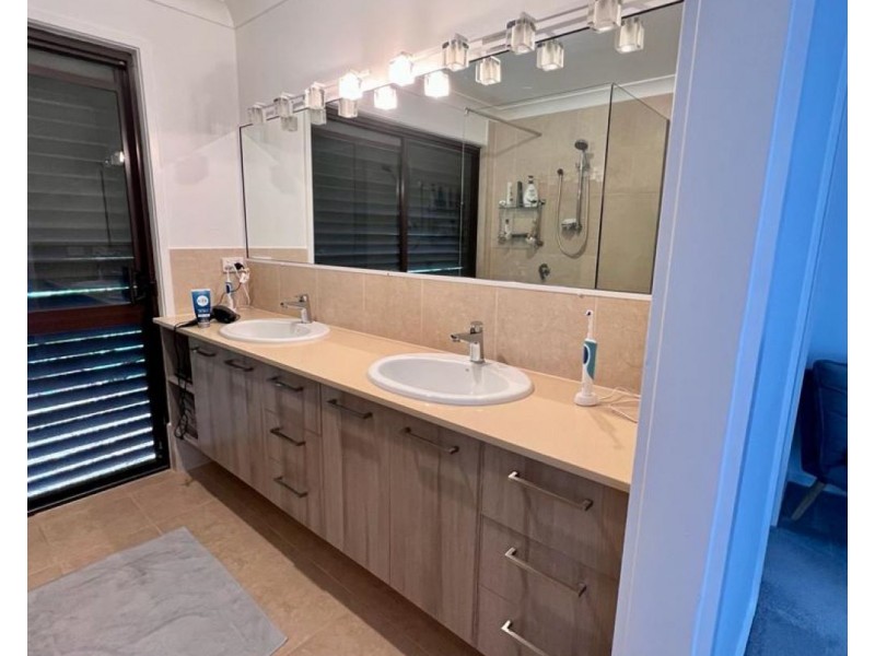 12 Cheshire Grove, Elanora QLD 4221