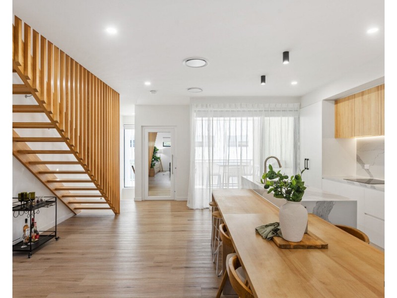 3/8 Miles Street, Coolangatta QLD 4225