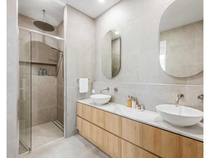 3/8 Miles Street, Coolangatta QLD 4225