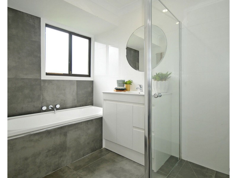 8 Darnel Street, Elanora QLD 4221