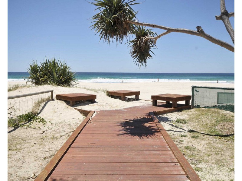 8 Darnel Street, Elanora QLD 4221