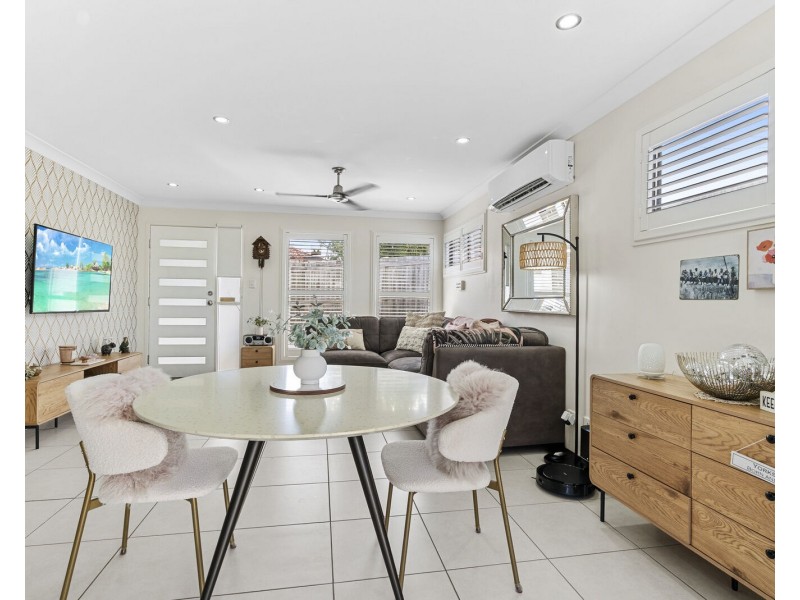 1/10 Fourth Avenue, Labrador QLD 4215