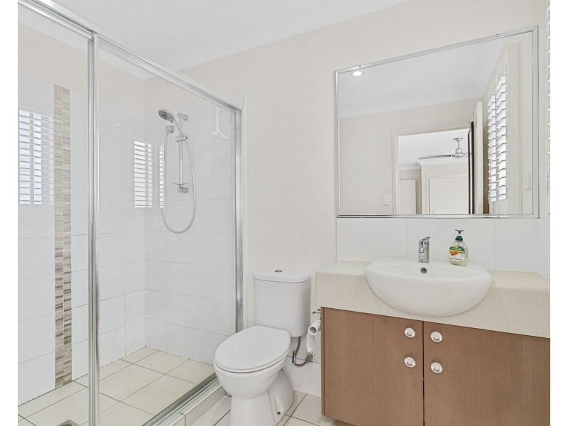 1/10 Fourth Avenue, Labrador QLD 4215