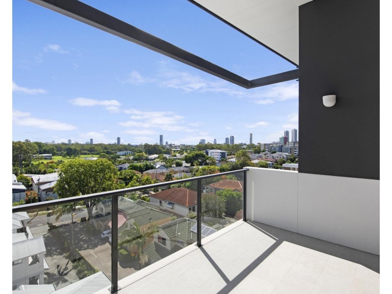 27/137 Eugaree Street, Southport QLD 4215