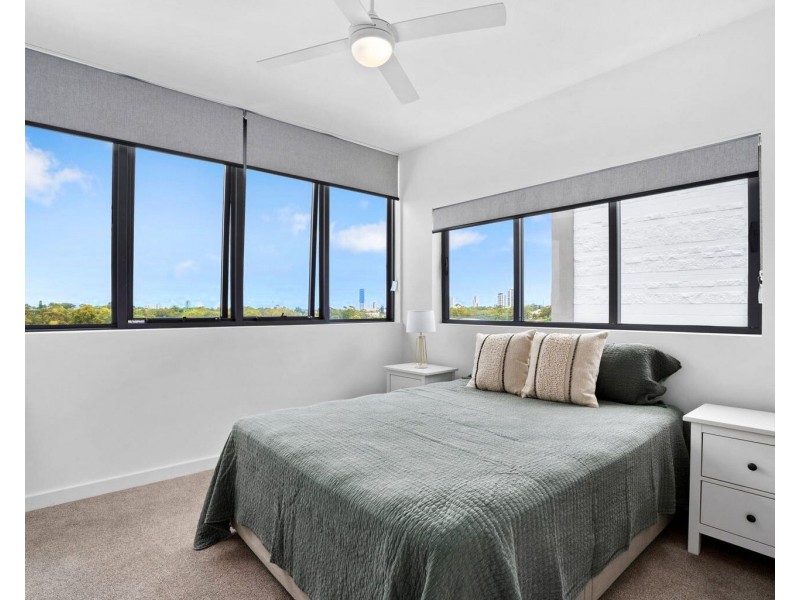 27/137 Eugaree Street, Southport QLD 4215