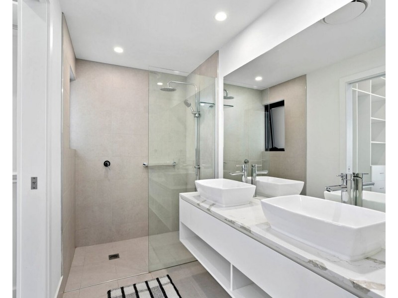 27/137 Eugaree Street, Southport QLD 4215