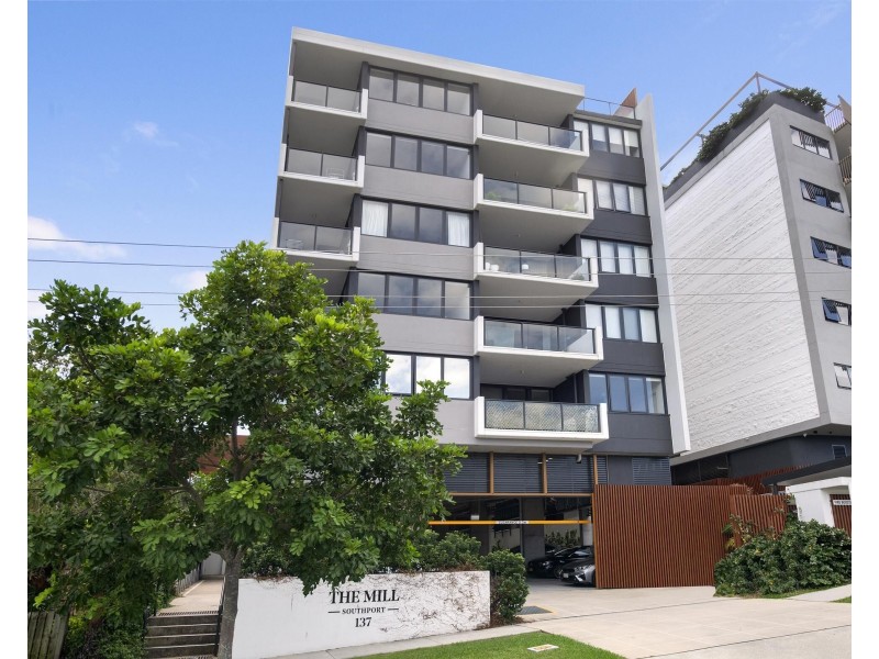 27/137 Eugaree Street, Southport QLD 4215