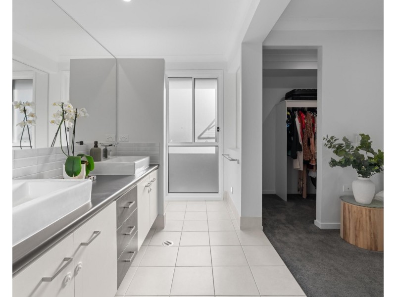 69 Wunburra Circle, Pacific Pines QLD 4211