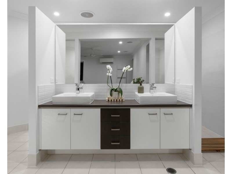 69 Wunburra Circle, Pacific Pines QLD 4211