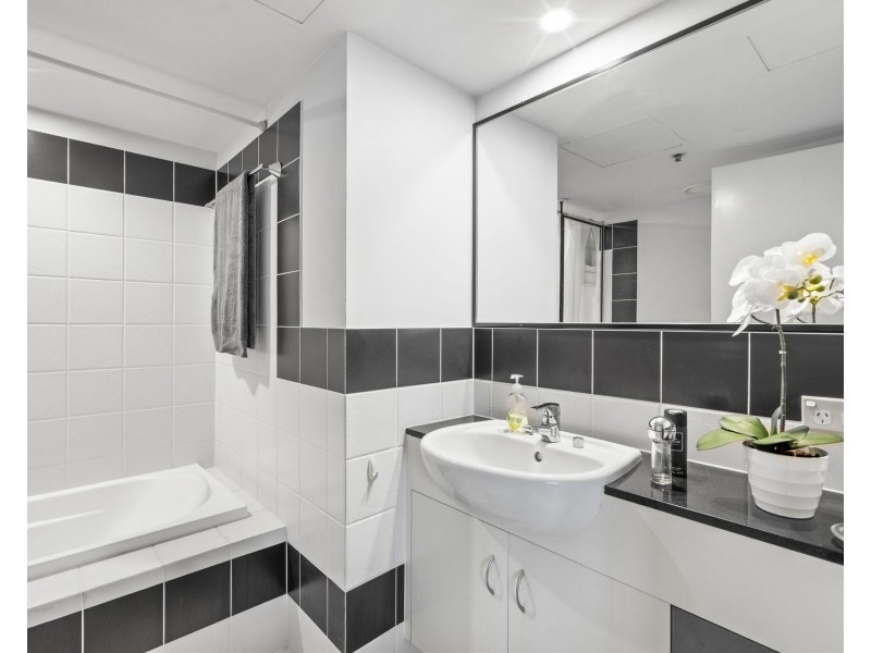 806/2865 Gold Coast Highway, Surfers Paradise QLD 4217