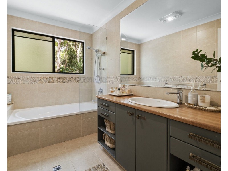 12 Cheshire Grove, Elanora QLD 4221