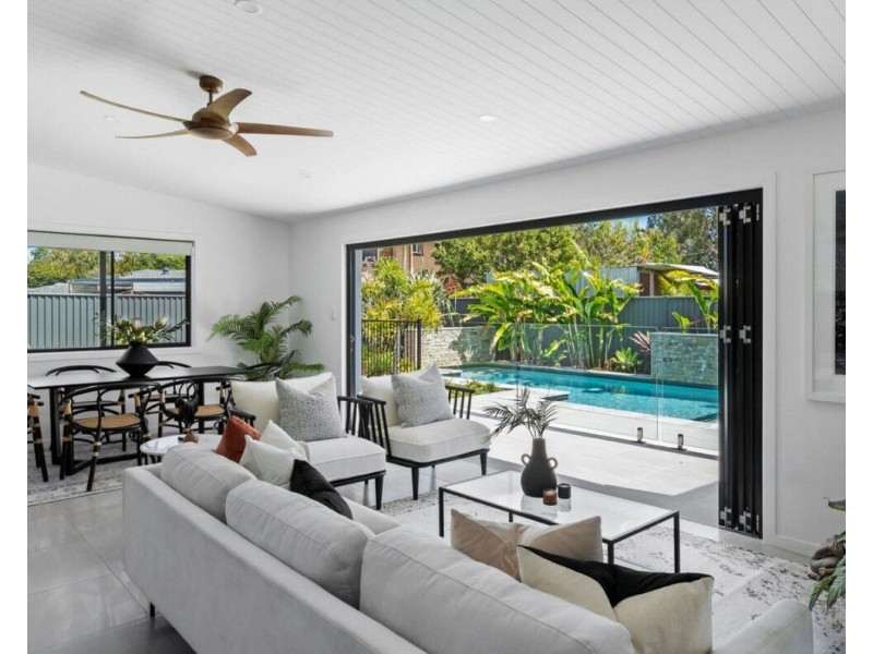 10 Curlew Crescent, Burleigh Waters QLD 4220