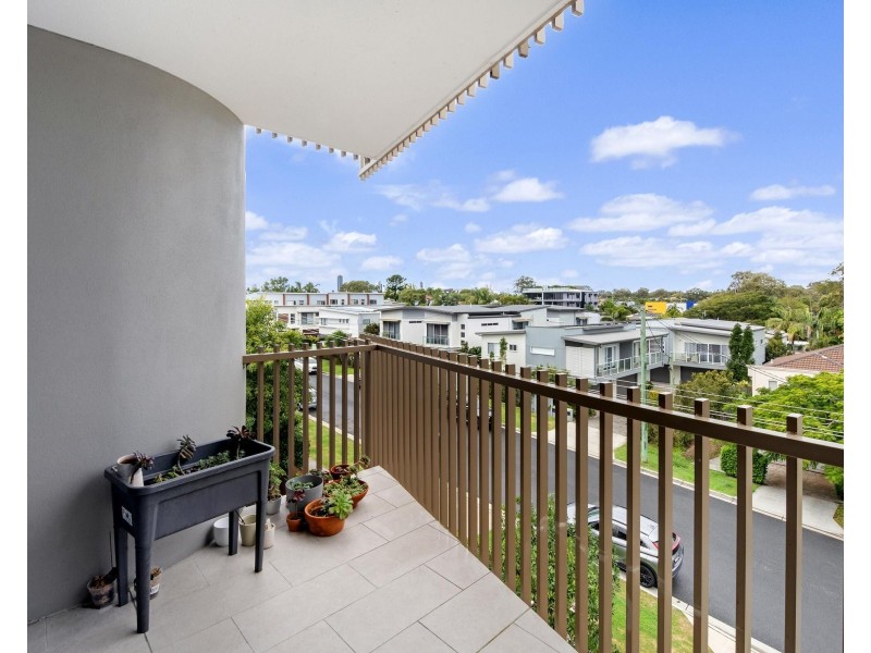202/135 Eugaree Street, Southport QLD 4215