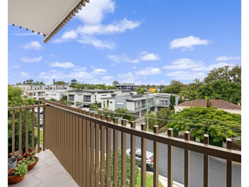 202/135 Eugaree Street, Southport QLD 4215