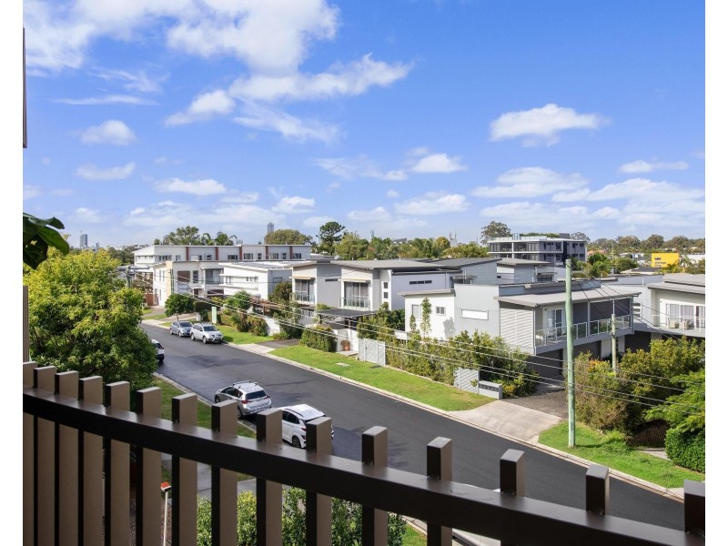 201/135 Eugaree Street, Southport QLD 4215
