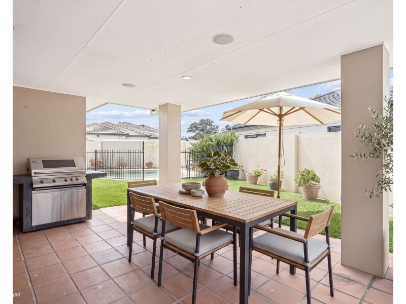 19 Martingale Circuit, Clear Island Waters QLD 4226