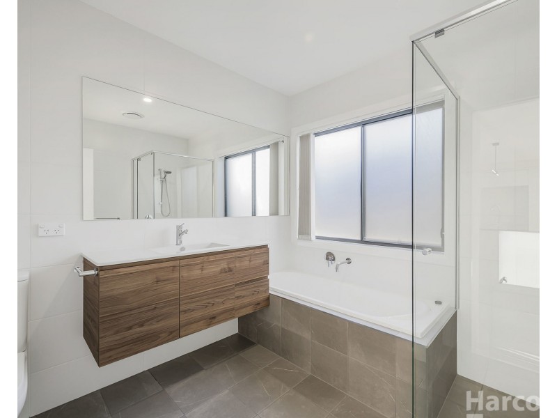 1 Field Street, Thrumster NSW 2444