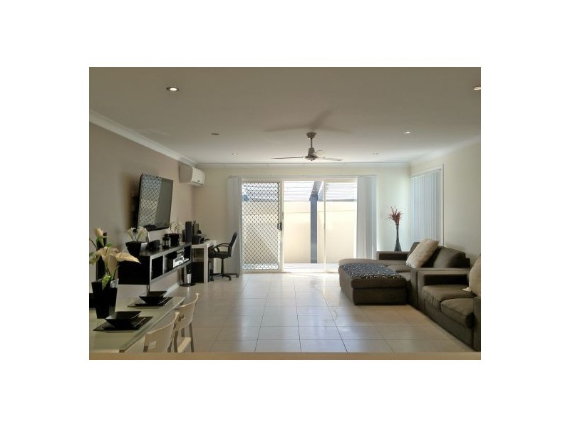 2/49 Harmsworth Rd, Pacific Pines QLD 4211