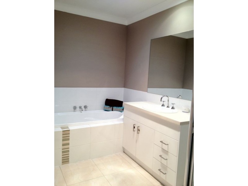 2/49 Harmsworth Rd, Pacific Pines QLD 4211